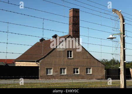 Krematorium und elektrifizierten Stacheldrähte im KZ Buchenwald in der Nähe von Weimar, Deutschland. Stockfoto
