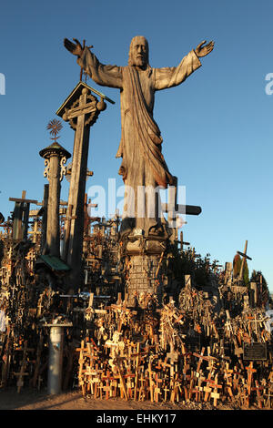 Hölzerne Statue von Jesus Christus auf dem Berg der Kreuze, die wichtigsten litauischen Pilgerstätte, in der Nähe von Siauliai, Litauen. Stockfoto