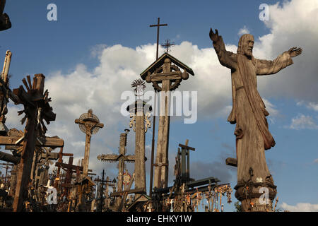 Hölzerne Statue von Jesus Christus auf dem Berg der Kreuze, die wichtigsten litauischen Pilgerstätte, in der Nähe von Siauliai, Litauen. Stockfoto