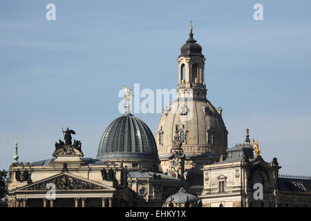 Kuppeln von Church of Our Lady (Frauenkirche) und der Akademie der bildenden Künste in Dresden, Sachsen, Deutschland. Stockfoto