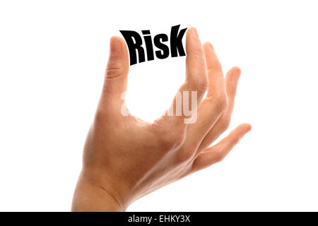 Horizontalen Schuss einer Hand drückte das Wort "Risiko" zwischen zwei Fingern, isolated on White. Stockfoto