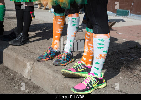 Detroit, Michigan, USA. 15. März 2015. St. Patricks Day wird mit einer Parade am Sonntag vor dem 17. März gefeiert. Zuschauer tragen beobachten die Parade irische Odd Socks. Bildnachweis: Jim West/Alamy Live-Nachrichten Stockfoto