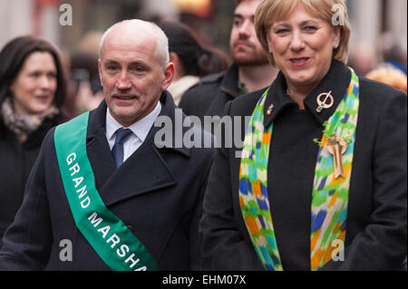 Regent Street, London, UK. 15. März 2015. Barry McGuigan, ex-Welt-champion Boxer und Grand Marshall der Prozession Pässe, wie Kundenansturm zu Tausenden im Zentrum von London, die jährliche St. Patricks Day Parade zu genießen.   Bildnachweis: Stephen Chung/Alamy Live-Nachrichten Stockfoto