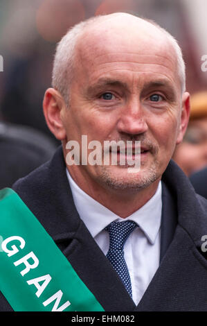 Regent Street, London, UK. 15. März 2015. Barry McGuigan, ex-Welt-champion Boxer und Grand Marshall der Prozession Pässe, wie Kundenansturm zu Tausenden im Zentrum von London, die jährliche St. Patricks Day Parade zu genießen.   Bildnachweis: Stephen Chung/Alamy Live-Nachrichten Stockfoto