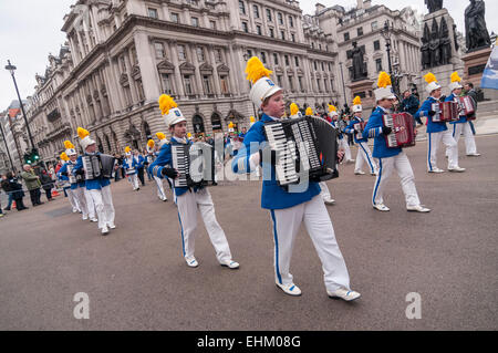 Regent Street, London, UK. 15. März 2015.  Eine Akkordeon-Band geht vorbei, wie Kundenansturm zu Tausenden im Zentrum von London, die jährliche St. Patricks Day Parade zu genießen.   Bildnachweis: Stephen Chung/Alamy Live-Nachrichten Stockfoto