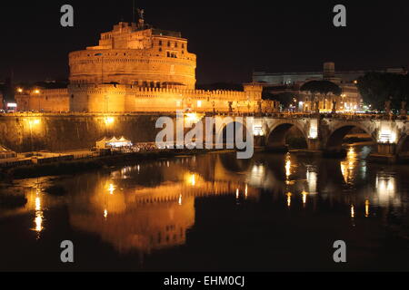 Saint Angel Castle und die Engel-Brücke bei Nacht in Rom, Italien Stockfoto