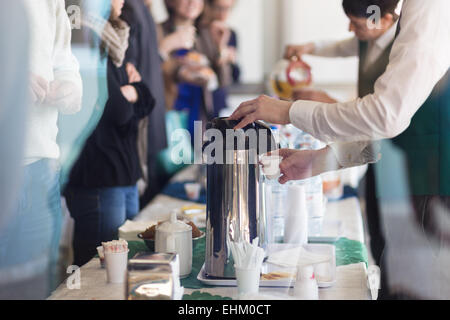 Kaffeepause bei Geschäftstreffen Stockfoto