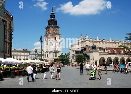 Wichtigsten Platz von Krakau in Polen mit Rathausturm und Tuchhallen. Stockfoto