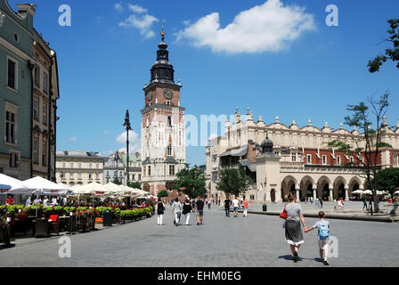 Wichtigsten Platz von Krakau in Polen mit Rathausturm und Tuchhallen. Stockfoto