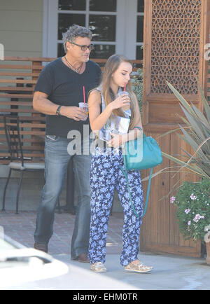 Steven Bauer und seine 18-jährige Freundin, Lyda Loudan zu Mittag am SunCafe Los Angeles mit: Steven Bauer Lyda Loudon wo: Los Angeles, California, Vereinigte Staaten von Amerika als: 11 Sep 2014 Stockfoto