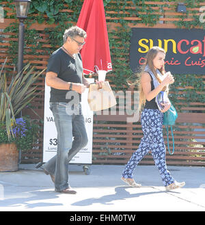 Steven Bauer und seine 18-jährige Freundin, Lyda Loudan zu Mittag am SunCafe Los Angeles mit: Steven Bauer Lyda Loudon wo: Los Angeles, California, Vereinigte Staaten von Amerika als: 11 Sep 2014 Stockfoto