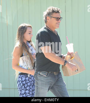 Steven Bauer und seine 18-jährige Freundin, Lyda Loudan zu Mittag am SunCafe Los Angeles mit: Steven Bauer Lyda Loudon wo: Los Angeles, California, Vereinigte Staaten von Amerika als: 11 Sep 2014 Stockfoto