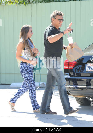 Steven Bauer und seine 18-jährige Freundin, Lyda Loudan zu Mittag am SunCafe Los Angeles mit: Steven Bauer Lyda Loudon wo: Los Angeles, California, Vereinigte Staaten von Amerika als: 11 Sep 2014 Stockfoto