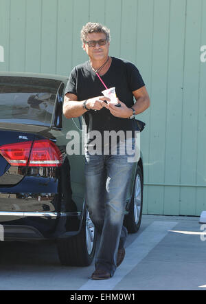 Steven Bauer und seine 18-jährige Freundin, Lyda Loudan zu Mittag am SunCafe Los Angeles mit: Steven Bauer Lyda Loudon wo: Los Angeles, California, Vereinigte Staaten von Amerika als: 11 Sep 2014 Stockfoto