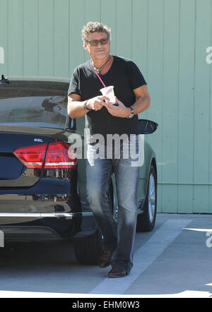 Steven Bauer und seine 18-jährige Freundin, Lyda Loudan zu Mittag am SunCafe Los Angeles mit: Steven Bauer Lyda Loudon wo: Los Angeles, California, Vereinigte Staaten von Amerika als: 11 Sep 2014 Stockfoto