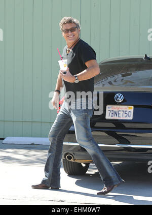 Steven Bauer und seine 18-jährige Freundin, Lyda Loudan zu Mittag am SunCafe Los Angeles mit: Steven Bauer Lyda Loudon wo: Los Angeles, California, Vereinigte Staaten von Amerika als: 11 Sep 2014 Stockfoto