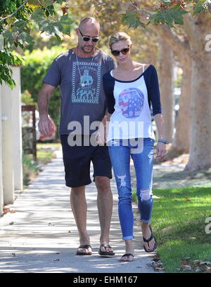 Schauspielerin Brooke Burns hält auf fest um Verlobten Gavin O'Connor als Paar nehmen einen romantischen Spaziergang um Toluca Lake in Los Angeles. Mitwirkende: Brooke Burns, Gavin O'Connor wo: Los Angeles, California, Vereinigte Staaten von Amerika als: 11 Sep 2014 Stockfoto