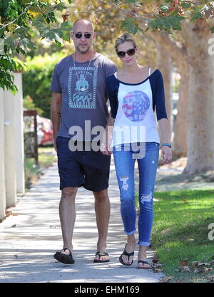 Schauspielerin Brooke Burns hält auf fest um Verlobten Gavin O'Connor als Paar nehmen einen romantischen Spaziergang um Toluca Lake in Los Angeles. Mitwirkende: Brooke Burns, Gavin O'Connor wo: Los Angeles, California, Vereinigte Staaten von Amerika als: 11 Sep 2014 Stockfoto