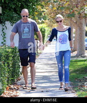 Schauspielerin Brooke Burns hält auf fest um Verlobten Gavin O'Connor als Paar nehmen einen romantischen Spaziergang um Toluca Lake in Los Angeles. Mitwirkende: Brooke Burns, Gavin O'Connor wo: Los Angeles, California, Vereinigte Staaten von Amerika als: 11 Sep 2014 Stockfoto