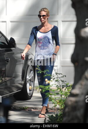 Schauspielerin Brooke Burns hält auf fest um Verlobten Gavin O'Connor als Paar nehmen einen romantischen Spaziergang um Toluca Lake in Los Angeles. Mitwirkende: Brooke brennt wo: Los Angeles, California, Vereinigte Staaten von Amerika als: 11 Sep 2014 Stockfoto