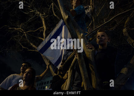 Tel Aviv, Israel. 15. März 2015. Anhänger besuchen eine rechtsextreme Großkundgebung auf Rabin-Platz in Tel Aviv, Israel, am 15. März 2015. Tausende von rechtsradikalen Israelis versammelten sich an einem Platz in zentralen Tel Aviv Sonntag um Unterstützung für Premierminister Benjamin Netanyahu dessen Angebot Wiederwahl Dienstages Wahlen zeigen hat eine starke Herausforderung aus dem Lager der Opposition getroffen. Bei der Rallye fordert Netanyahu Israelis für seine rechtsgerichtete Likud-Partei zu stimmen, der hinter der Mitte-links-zionistischen-Union in Meinungsumfragen zurückgeblieben ist. © Li Rui/Xinhua/Alamy Live-Nachrichten Stockfoto