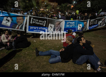 Tel Aviv, Israel. 15. März 2015. Anhänger besuchen eine rechtsextreme Großkundgebung auf Rabin-Platz in Tel Aviv, Israel, am 15. März 2015. Tausende von rechtsradikalen Israelis versammelten sich an einem Platz in zentralen Tel Aviv Sonntag um Unterstützung für Premierminister Benjamin Netanyahu dessen Angebot Wiederwahl Dienstages Wahlen zeigen hat eine starke Herausforderung aus dem Lager der Opposition getroffen. Bei der Rallye fordert Netanyahu Israelis für seine rechtsgerichtete Likud-Partei zu stimmen, der hinter der Mitte-links-zionistischen-Union in Meinungsumfragen zurückgeblieben ist. © Li Rui/Xinhua/Alamy Live-Nachrichten Stockfoto