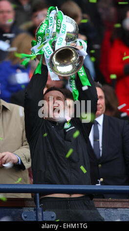 Hampden Park, Glasgow, Schottland. 15. März 2015. Schottischer Liga-Cup-Finale. Dundee United vs. Celtic FC. Ronny Deila mit der Trophäe Credit: Action Plus Sport/Alamy Live News Stockfoto