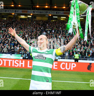 Hampden Park, Glasgow, Schottland. 15. März 2015. Schottischer Liga-Cup-Finale. Dundee United vs. Celtic FC. Scott Brown mit der Trophäe Credit: Action Plus Sport/Alamy Live News Stockfoto