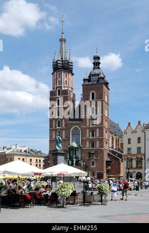 Straße Cafe mit Touristen vor der St.-Marien-Kirche auf dem Hauptmarkt der Stadt Krakau in Polen.   Achtung: Nur Zur redaktion Stockfoto