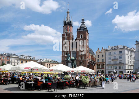 Straße Cafe mit Touristen vor der St.-Marien-Kirche auf dem Hauptmarkt der Stadt Krakau in Polen.   Achtung: Nur Zur redaktion Stockfoto