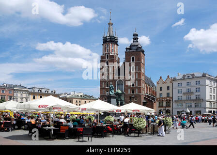 Straße Cafe mit Touristen vor der St.-Marien-Kirche auf dem Hauptmarkt der Stadt Krakau in Polen.   Achtung: Nur Zur redaktion Stockfoto