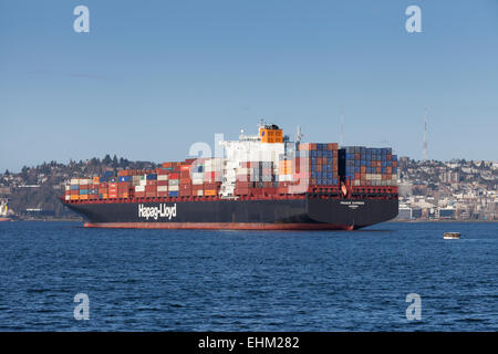 Containerschiff Prag Express in Elliott Bay am Hafen von Seattle am 14. Februar 2015 verankert Stockfoto