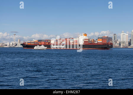 Containerschiff Prag Express in Elliott Bay am Hafen von Seattle am 14. Februar 2015 verankert Stockfoto