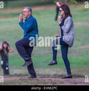 Robert De Niro und Anne Hathaway machen Tai Chi am Set von ihrer kommenden Film "The Intern" Brooklyn mit: Anne Hathaway, Robert De Niro wo: Brooklyn, New York, USA bei: 11 Sep 2014 Stockfoto