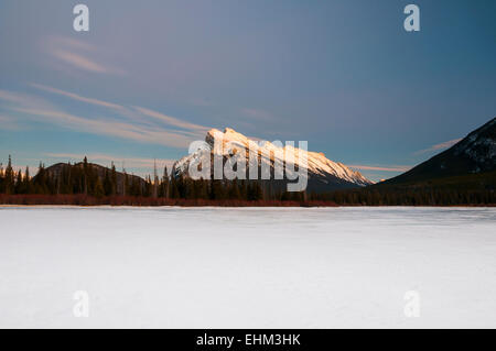 Nacht-Landschaft Mount Rundle und Vermilion Seen Banff Nationalpark Alberta Kanada Stockfoto