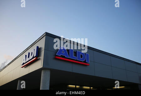 Velbert, Deutschland. 13. März 2015. Das Wort "Aldi" leuchtet auf einem Aldi-Supermarkt in Velbert, Deutschland, 13. März 2015. Foto: OLIVER BERG/Dpa/Alamy Live News Stockfoto