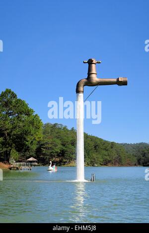 Frei stehende Wasserhahn schwebt über einem See Stockfoto