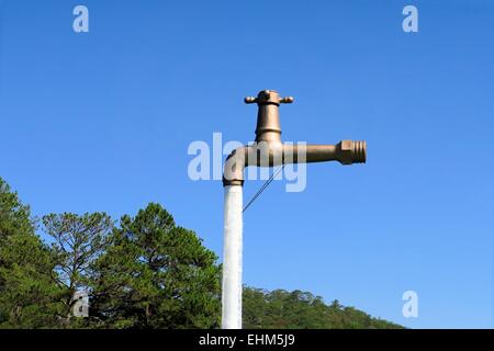 Frei stehende Wasserhahn schwebt über einem See Stockfoto