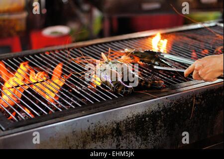 Gegrillte Garnelen auf dem brennenden Grill. Stockfoto