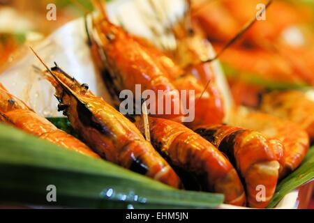 Gegrillte Garnelen auf dem brennenden Grill. Stockfoto