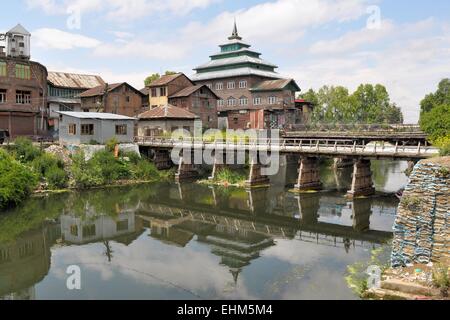 Moscheen am Jahelum Fluss in Srinagar, Kaschmir Stockfoto