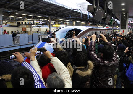 Tokio, Japan. 14. März 2015. Menschen fotografieren die neue Hokuriku Shinkansen-Hochgeschwindigkeitszug in Tokyo Station am 14. März 2015 in Tokio, Japan. Hokuriku Shinkansen verbindet Tokyo mit Kanazawa Präfektur Ishikawa in 2 1/2 Stunden. Die neuen Züge bieten eine neue Luxusklasse und Reisen mit Spitzengeschwindigkeiten von 260km/h für die erste Fahrt auf der Strecke in 25 Sekunden ausverkauft und die Züge werden voraussichtlich einen wichtigen Impuls für Tourismus und die Wirtschaft in den neuen Haltestellen entlang der Küste von Japan. In Zukunft ist geplant, dass die Linie bis nach Osaka verlängert werden könnte. (Foto von H Stockfoto