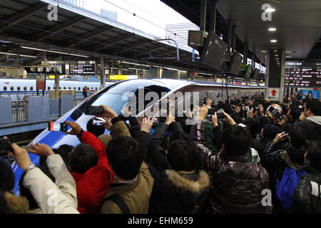 Tokio, Japan. 14. März 2015. Menschen fotografieren die neue Hokuriku Shinkansen-Hochgeschwindigkeitszug in Tokyo Station am 14. März 2015 in Tokio, Japan. Hokuriku Shinkansen verbindet Tokyo mit Kanazawa Präfektur Ishikawa in 2 1/2 Stunden. Die neuen Züge bieten eine neue Luxusklasse und Reisen mit Spitzengeschwindigkeiten von 260km/h für die erste Fahrt auf der Strecke in 25 Sekunden ausverkauft und die Züge werden voraussichtlich einen wichtigen Impuls für Tourismus und die Wirtschaft in den neuen Haltestellen entlang der Küste von Japan. In Zukunft ist geplant, dass die Linie bis nach Osaka verlängert werden könnte. (Foto von H Stockfoto