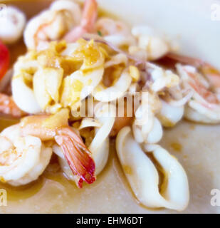 Gebratene Garnelen und Tintenfisch mit Austern-Sauce und Knoblauch-ring Stockfoto