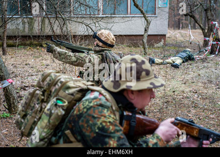 Kiew, Ukraine. 15. März 2015. Freiwillige und Reserve-Soldaten lernen Grundlagen des militärischen Nachrichtendienstes im Trainingscenter "Patriot", Kiew, Ukraine. 15 März 2015. Bildnachweis: Oleksandr Rupeta/Alamy Live-Nachrichten Stockfoto