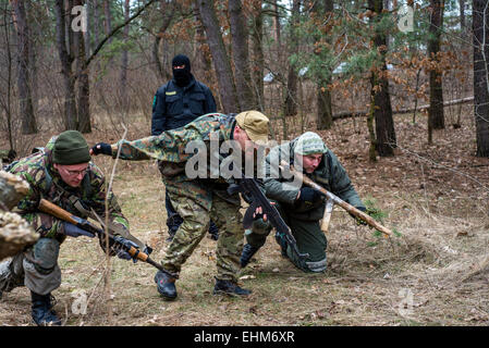 Kiew, Ukraine. 15. März 2015. Freiwillige und Reserve-Soldaten lernen Grundlagen des militärischen Nachrichtendienstes im Trainingscenter "Patriot", Kiew, Ukraine. 15 März 2015. Bildnachweis: Oleksandr Rupeta/Alamy Live-Nachrichten Stockfoto