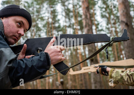 Kiew, Ukraine. 15. März 2015. Freiwillige und Reserve-Soldaten lernen Grundlagen der Stadt Schlachten im Trainingscenter "Patriot", Kiew, Ukraine. 15 März 2015. Bildnachweis: Oleksandr Rupeta/Alamy Live-Nachrichten Stockfoto