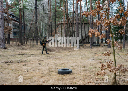 Kiew, Ukraine. 15. März 2015. Porträt von Freiwilligen zu Fuß im Trainingscenter "Patriot", Kiew, Ukraine. 15 März 2015. Bildnachweis: Oleksandr Rupeta/Alamy Live-Nachrichten Stockfoto