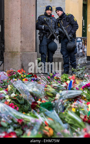 Zwei Polizisten nach dem Copenhagen Terroranschlag im Februar 2015, Kopenhagen, Dänemark Stockfoto