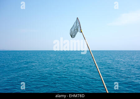 Kescher gegen blaue Meer Angeln Stockfoto